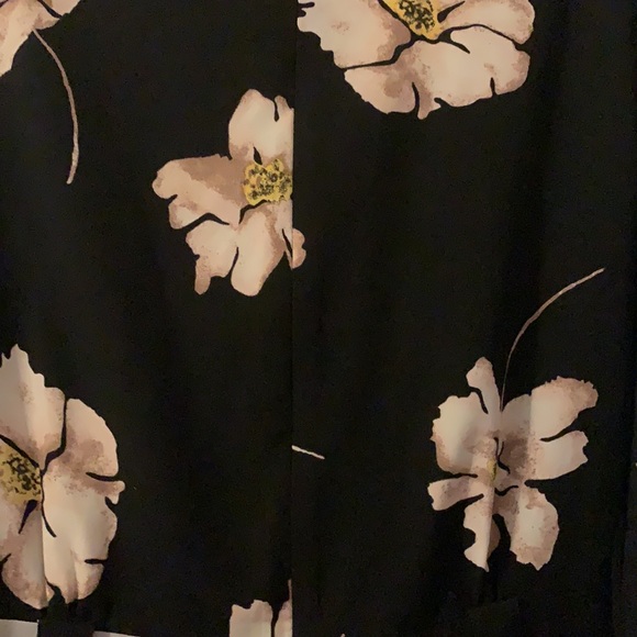 Floral romper. 3/4 sleeved. Size 6 - Picture 6 of 6